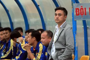 HLV Nguyễn Đức Thắng cùng các cầu thủ xứ Thanh đang trông chờ trận thắng đầu tiên. Ảnh: MINH HOÀNG