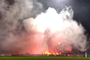 Sân Hàng Đẫy trong trận Hà Nội - Hải Phòng vào tối 21-4. Ảnh: MINH HOÀNG