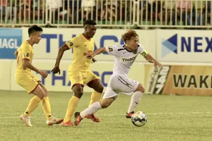 Minh Vương trong pha tăng tốc ghi bàn nâng tỷ số 2-0 cho HA.GL. Ảnh: ANH TIẾN