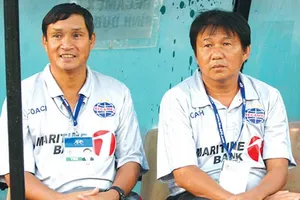 Ông Đăng Trần Chỉnh ở giai đoạn đồng hành cùng GĐKT Mai Đức Chung. Ảnh: HOÀNG HÙNG