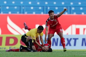 Hành động nhanh nhạy của trọng tài Duy Lân đã được khen ngợi. Ảnh: ĐÔNG HUYỀN