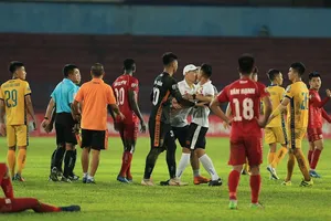 Tình huống phản ứng trọng tài trên sân Lạch Tray ở vòng 10. Ảnh: MINH HOÀNG