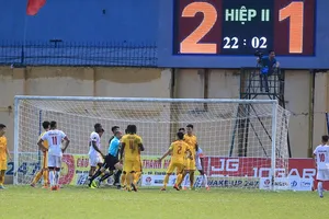 Tình huống dẫn đến việc đội khách khiếu nại trọng tài. Ảnh: MINH HOÀNG