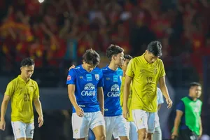 Thái Lan lặng lẽ rời sân sau trận đấu. Ảnh: Dũng Phương