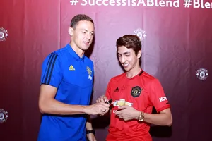 Matic ký tặng trên áo của Bình An