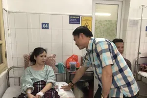 Ông Trần Anh Tú vào bệnh viện thăm chị Huyền Anh. Ảnh: Thanh Đình