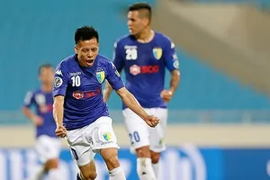 Văn Quyết sẽ nghỉ thi đấu ở 2 trận còn lại của V-League 2019. Ảnh: Minh Hoàng