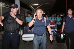 HLV Park Hang-seo cùng các học trò về nước vào tối 16-10. Ảnh: Dũng Phương