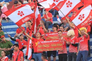 CĐV đội Hải Phòng trên sân Thiên Trường. Ảnh: Minh Hoàng