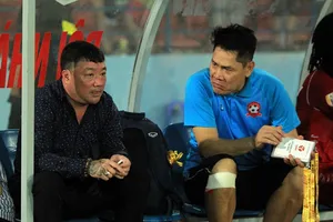 HLV Trương Việt Hoàng và trợ lý Nguyễn Đức Cảnh trong khu kỹ thuật Hải Phòng mùa bóng 2019. Ảnh: Minh Hoàng