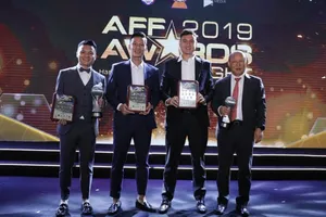 Thầy trò HLV Park Hang-seo trong đêm vinh danh. Ảnh: Minh Hoàng