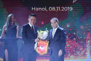 Thứ trưởng, Chủ tịch VFF Lê Khánh Hải và Đại tướng Khiev Sameth- Chủ tịch AFF tại AFF Awards 2019