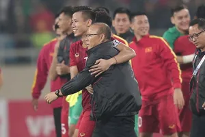 Niềm vui của thầy trò ĐT Việt Nam sau trận đấu. Ảnh: Dũng Phương