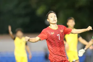 Niềm vui của Việt Hưng sau bàn thắng thứ 4. Ảnh: Dũng Phương