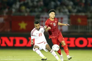 Đức Chinh trong pha tranh bóng cùng cầu thủ UAE trong trận giao hữu mới đây giữa hai đội. Ảnh: DŨNG PHƯƠNG