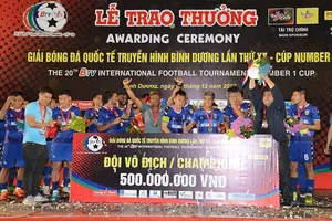 HLV Oliveira đã có danh hiệu đầu tiên cùng với B.Bình Dương. Ảnh: NGUYỄN NHÂN