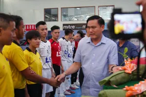 Chủ tịch LĐBĐ TPHCM Trần Anh Tú chào mừng các đội và trọng tài tham dự giải. Ảnh: Thanh Đình