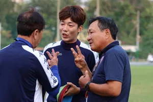 HLV Hoàng Văn Phúc (CLB Sài Gòn) trao đổi cùng đồng nghiệp Chung Hae-seong, HLV trưởng CLB TPHCM. Ảnh: SGFC