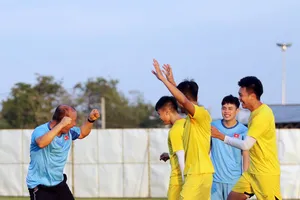 Thầy trò cùng thư giãn trên sân tập. Ảnh: Đoàn Nhật