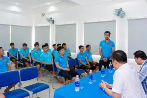 HLV Phạm Minh Giang thay mặt BHL báo cáo sơ lược quá trình chuẩn bị của đội trong thời gian qua. Ảnh: Anh Trần