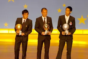 Dương Hồng Sơn (giữa) cùng Công Vinh và Như Thành tại Gala trao giải năm 2008. Ảnh: NGUYỄN NHÂN