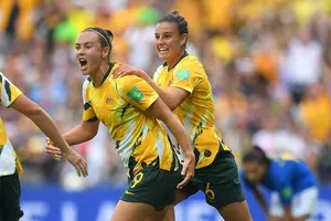 Australia thẳng tiến ở ngôi đầu bảng B