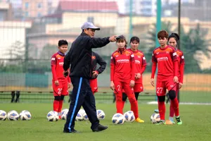 HLV Mai Đức Chung cùng các học trò tích cực chuẩn bị cho trận play-off với Australia. Ảnh: Đoàn Nhật