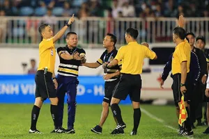 Trọng tài Duy Lân xử lý tình huống vi phạm của HLV Chu Đình Nghiêm trong trận HAGL - CLB Hà Nội. Ảnh: Minh Trần 