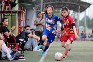 Cuộc so tài gay cấn giữa đội Đoraemon (áo xanh) và Chuột Mickey (áo đỏ)