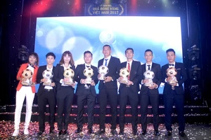 Các cầu thủ đoạt giải trong đêm Gala năm 2017. Ảnh: NGUYỄN NHÂN