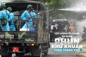 Lực lượng vũ trang ra quân phun khử khuẩn toàn thành phố 