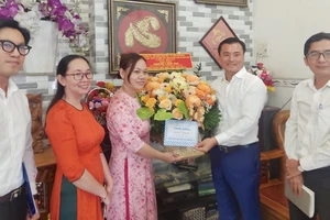 Đồng chí Bùi Xuân Cường, Phó Chủ tịch UBND TP (thứ 2 từ phải vào) thăm nhà giáo Hoàng Linh Chi. Ảnh: QUANG HUY