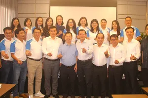 Các đại biểu tham dự chuyến hành trình về nguồn chụp hình lưu niệm tại toạ đàm. Ảnh: QUANG HUY