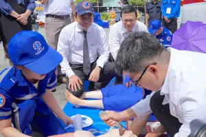 Nhân viên Trung tâm cấp cứu 115 TPHCM hướng dẫn cho y bác sĩ trẻ cách sơ cấp cứu. Ảnh: QUANG HUY