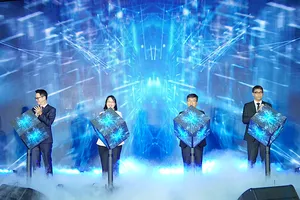 Lãnh đạo thành phố và đại biểu ấn nút khai mạc Tuần lễ Đổi mới sáng tạo, Khoa học công nghệ và Khởi nghiệp sáng tạo TPHCM năm 2025. Ảnh: QUANG HUY