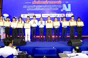 Giám đốc Sở KHCN TPHCM Lâm Đình Thắng (thứ 6 từ phải qua) trao biểu trưng và giấy khen cho các đội đoạt giải. Ảnh: QUANG HUY
