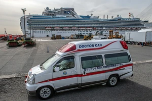 Xe cứu thương chờ bên ngoài tàu Diamond Princess tại Yokohama, Nhật Bản. Ảnh: Getty Iamges