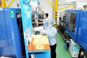    Producing high quality plastic to provide supporting products for local and foreign firms. (Photo: SGGP)