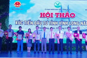 12 projects are given investment certificates in Vinh Long Province. (Photo: SGGP)