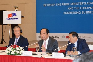 Minister and Chairman of the Government Office Mai Tien Dung answers questions of enterprises at the conference. (Photo: VGP)