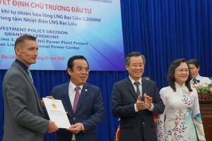  Mr. Duong Thanh Trung gives the investment policy decision to the investor of the Bac Lieu LNG-fired Power Plant project, witnessed by the Secretary of the Provincial Party Committee Nguyen Quang Duong and Deputy Secretary of Bac Lieu Provincial Party Co