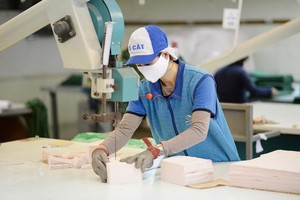 A woker making face masks at  Dong Xuan Company (Photo: Vinatex)