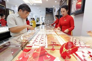 Gold jumps, exchange rate, stocks decline due to Fed’s interest rate cut