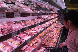 Consumers hope that imported pork will help to lower the domestic pork prices. (Photo: SGGP)