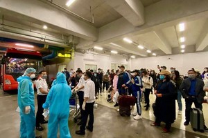 Passengers are doing boarding procedures. (Photo: SGGP)