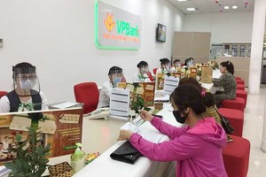 Many banks lower their interest rates to support customers affected by the Covid-19 pandemic. (Photo: SGGP)