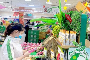 Green products are being discounted by Co.opmart supermarkets in response to the 2020 Green Consumption Campaign. (Photo: SGGP)