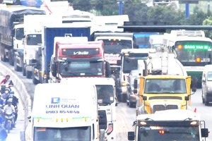 Many trucks are empty on their inbound trip. (Photo: SGGP)