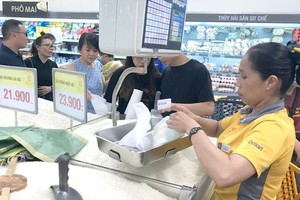 High-quality rice is chosen by consumers at Emart Supermarket. (Photo: SGGP)