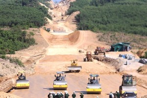 The construction of Cam Lo - La Son Expressway project. (Photo: SGGP)